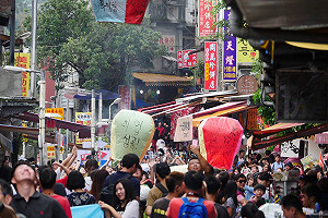 平溪天燈節 與中秋明月相輝映
