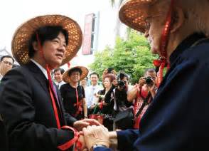 國慶 由新入籍甘惠忠神父領唱國歌