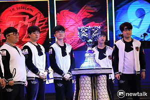 英雄聯盟世界賽》冠軍霸氣！ SKT輾壓C9不留情