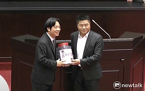 凸顯台中空污嚴重 顏寬恆送賴揆「現撈空氣」