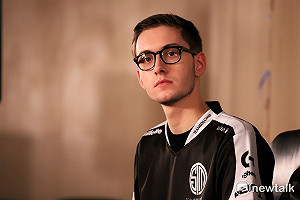 英雄聯盟世界賽》合照聊天都可以 Bjergsen要粉絲別害羞！