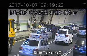 國道三號高雄中寮隧道6車追撞  現場狀況已排除