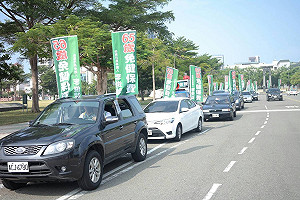 李俊毅車隊掃街　誓言力推老人健保補助