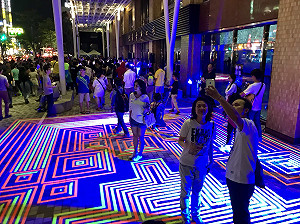 白晝之夜首登公館 民眾搶踏「魔毯」打卡