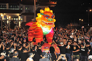 傳統＋潮趴　萬年迓火獅攻炮城台客舞全上了