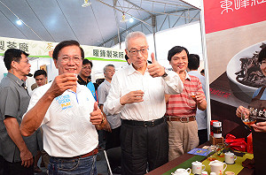 吳敦義參訪茶博會 與民眾「搏感情」