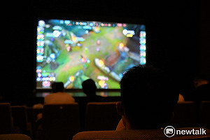 英雄聯盟世界賽》桃園直播派對 玩家齊聚為戰隊加油