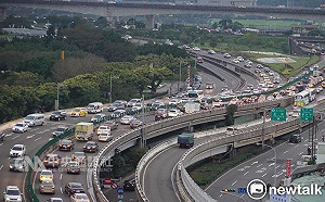 228連假首日 國道北部南下路段塞