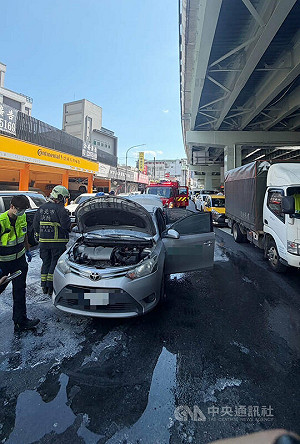 新北中和行車糾紛　汽車遭騎士丟鞭炮當街起火