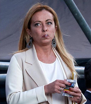 (影) 你要成為第一個目標? 艾爾段緊握手強勢要她戒菸 梅洛尼笑：我會殺人