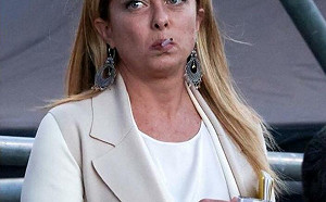 (影) 你要成為第一個目標? 艾爾段緊握手強勢要她戒菸 梅洛尼笑：我會殺人