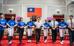 (影)女壘冠軍隊「靈魂拷問」 賴清德、李洋圍圈唱歌跳舞：樂喊一起打壘球