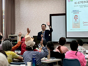 罹乳癌又腦轉移打不倒 她選擇踏上環遊世界旅程 用愛陪伴自己