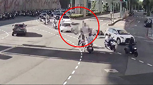 闖紅燈直衝機車陣「撞飛」2騎士！26歲女駕駛疑疲勞釀禍