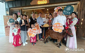 磨了10年終於上市 陳允寶泉首推「一口太陽餅」 發想者陳盛山到場見證