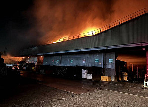 彰化環保工廠清晨大火   燃燒汽車座椅廢料濃煙竄天