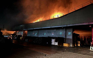 彰化環保工廠清晨大火   燃燒汽車座椅廢料濃煙竄天