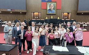 直擊》BP高雄開唱掀政壇粉紅狂潮  民進黨團今將立院染粉