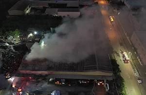 彰化伸港鄉廢棄物倉庫大火　出動14輛消防車無人傷