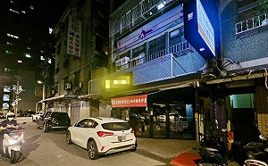 板橋知名咖啡店爆發停車糾紛！店長持西瓜刀恐嚇車主