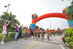 週末騎車去！大鵬灣單車漫遊   逛市集啖美食一次滿足