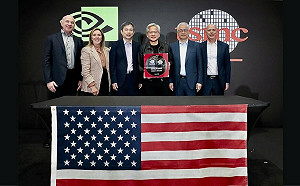 首片美國製造Blackwell晶圓誕生 黃仁勳偕台積電慶祝