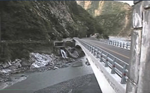 太魯閣「燕子口堰塞湖」湧入靳珩隧道　今晨從東口溢出潰壩風險未解除