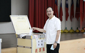 黨主席今改選 朱立倫笑容滿面:心情上比較輕鬆
