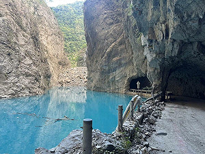 太魯閣「燕子口堰塞湖」照片曝光 竟跟步道齊平