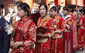 南投集團婚禮「新中式」主題 30對新人著龍鳳掛許終身