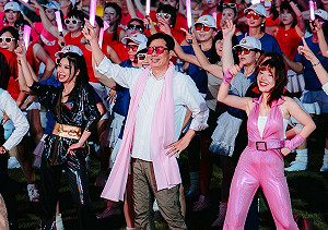 高雄眷村文化節千人DISCO登場   陳其邁披粉紅圍巾致敬劉文正