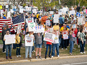 美國西岸掀「無王日2」示威潮　民眾批川普政府分化社會、重演歷史錯誤