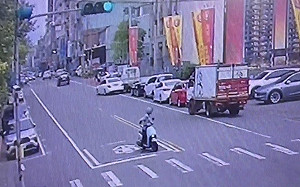 南投女開車擦撞14汽機車遭警攔停　無酒駕採驗尿液