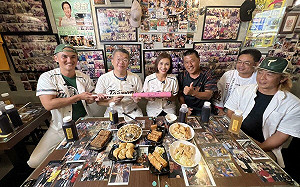 陪蔡其昌造訪高雄美食名店   邱議瑩：全力實現球迷願望  