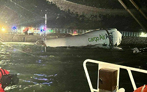 香港機場發生嚴重事故 阿聯酋航空貨機衝出跑道撞地勤車墜海釀2死