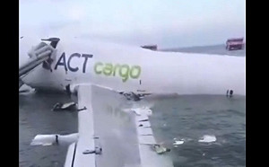 （影）阿聯酋航空貨運航班香港國際機場貨機衝出跑道墜海　2地勤罹難