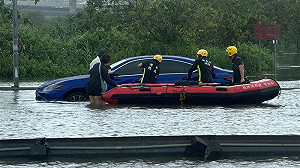 五股疏洪道淹水成河！2人1狗受困車內 搶救畫面曝光
