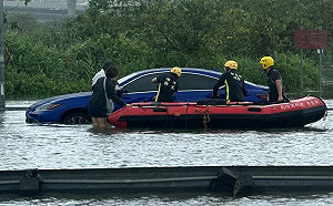 五股疏洪道淹水成河！2人1狗受困車內 搶救畫面曝光