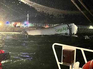 (影) 杜拜貨機「鬼切」衝出跑道墜海! 與香港地勤車相撞釀2死 北跑道封閉調查中