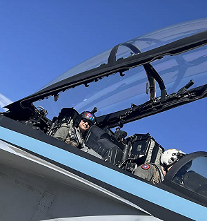 政府停擺還大浪費？海格塞斯坐「捍衛戰士」戰機表演、諾姆砸1.72億購2灣流專機