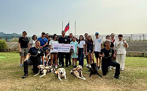 六大馬女跑者王詩婷 陪退役搜救犬鐵雄回娘家 贈物資向學弟妹致敬