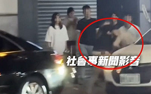 一中商圈上演格鬥秀！2男當街互毆 圍觀民眾笑稱：UFC現場