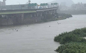 無視豪雨襲台！10位民眾基隆河划SUP 警消急勸離