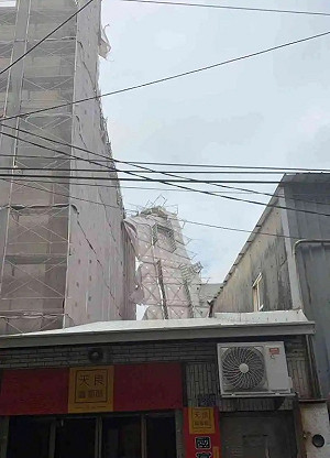 強風肆虐中台灣！鹿港、彰化連2起鷹架倒塌 所幸無人受傷