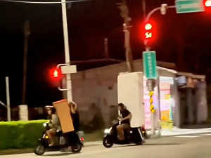 高雄機車騎士秀搬家神技引爆討論！警依法開單舉發