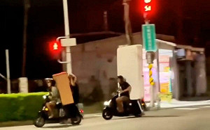 高雄機車騎士秀搬家神技引爆討論！警依法開單舉發