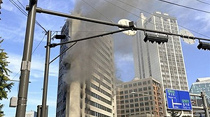 首爾市中心大廈火警畫面曝! 逾百人緊急疏散 14人受困樓頂被救出