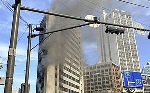 首爾市中心大廈火警畫面曝! 逾百人緊急疏散 14人受困樓頂被救出