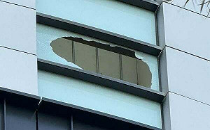 復業才1個月  台中新光三越玻璃破裂！網批：好了傷疤 忘了疼？