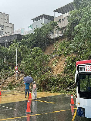 豪雨狂炸北台灣!汐止已有「2處邊坡坍方」新北撤離1596人